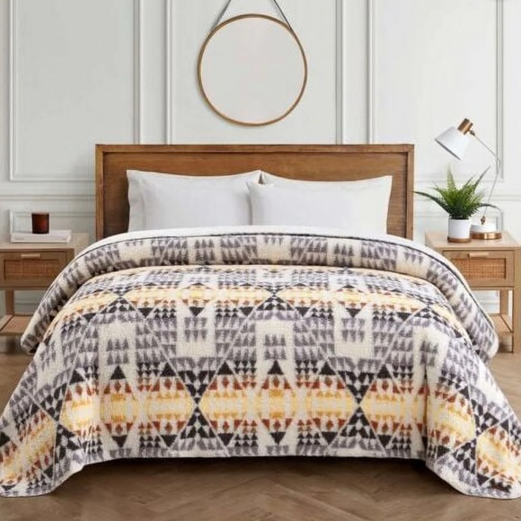 Pendleton Arrow Point Sherpa Fleece Reversible Queen Blanket - Picture 1 of 11